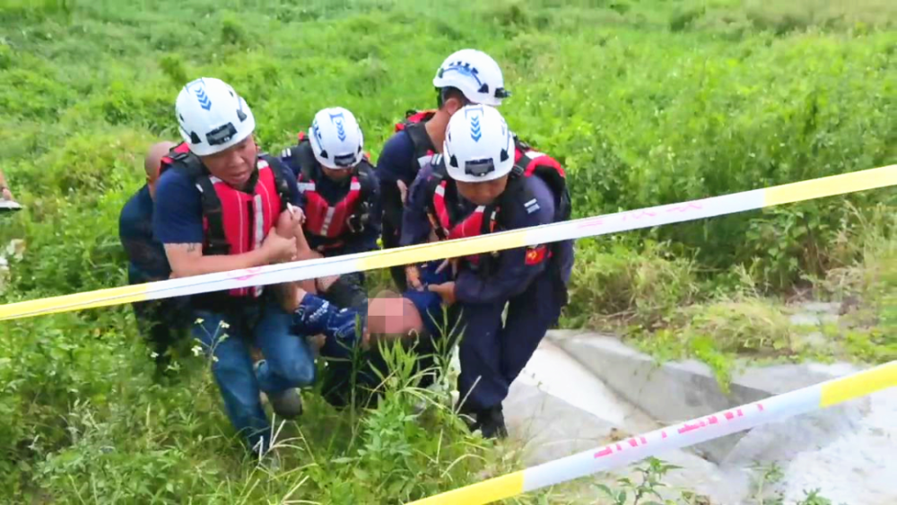 漳州一男子落水紧急救援