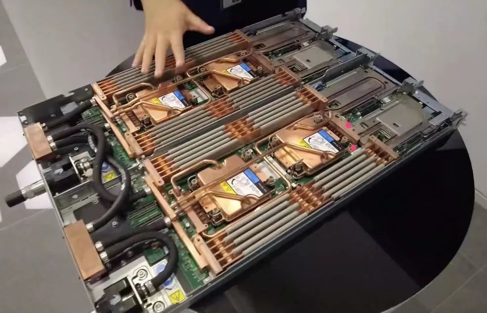 图为联想温水水冷技术服务器内部结构要实现工业企业的节能减碳,必须