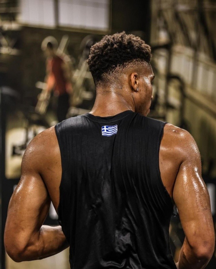 字母哥苦练备战欧锦赛,四兄弟齐聚冲击冠军有戏?_腾讯新闻