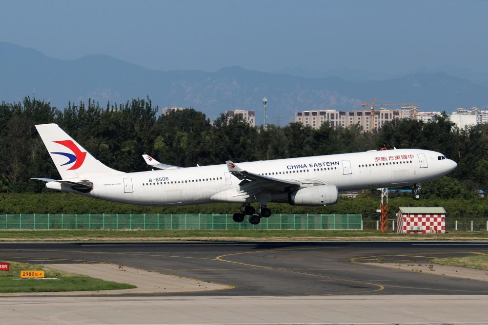 换装新涂装后继续在东航机队运营的b6506号a330-300客机b2337号机性能