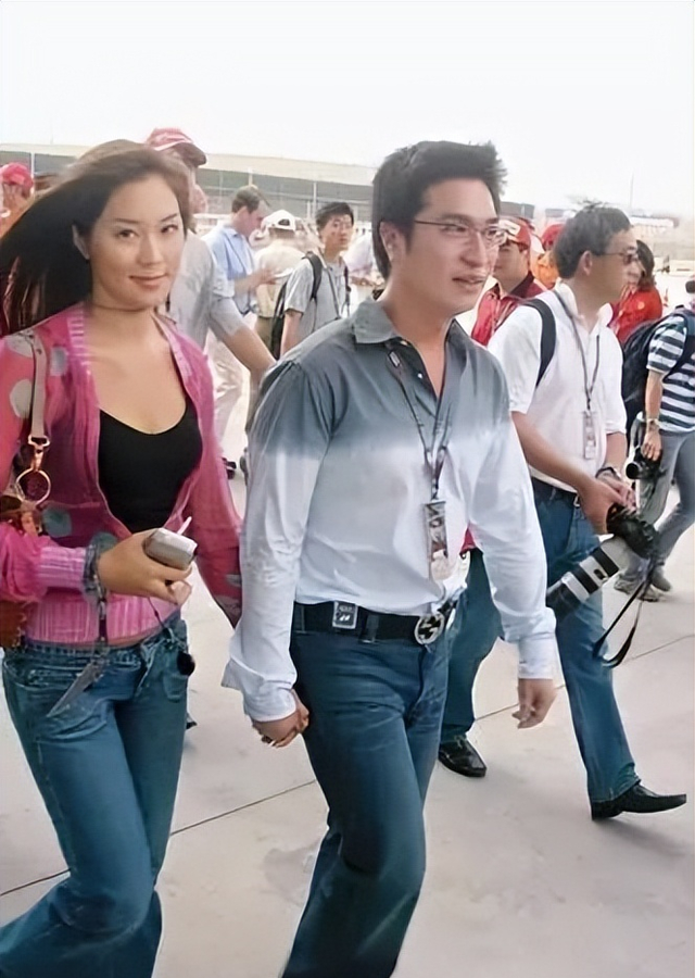 两人在一起后,得知李家诚与前任还有联络,这边李家诚和陈淑仪刚刚见面