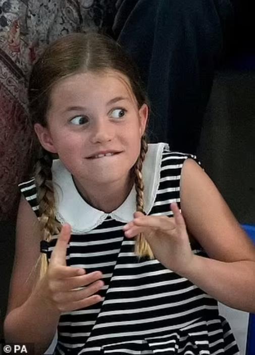 夏洛特公主抢镜搞怪可爱表情包我才不输我哥