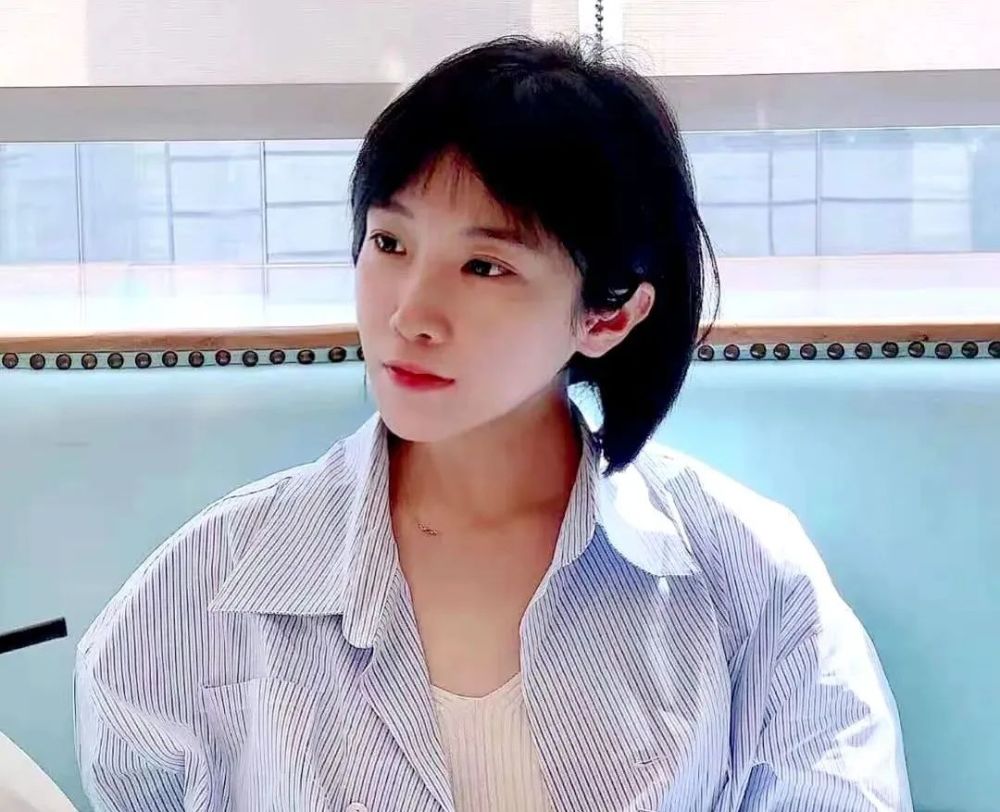 杨知寒 · 90后女作家yang zhi han温暖又坚定骨子里的知性与沉稳亲切