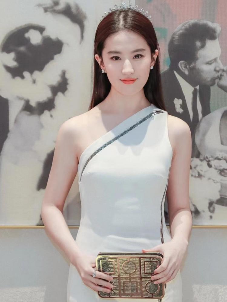 "刘亦菲"穿斜肩白色连衣裙参加活动,如同仙女下凡,实在太美了插图1