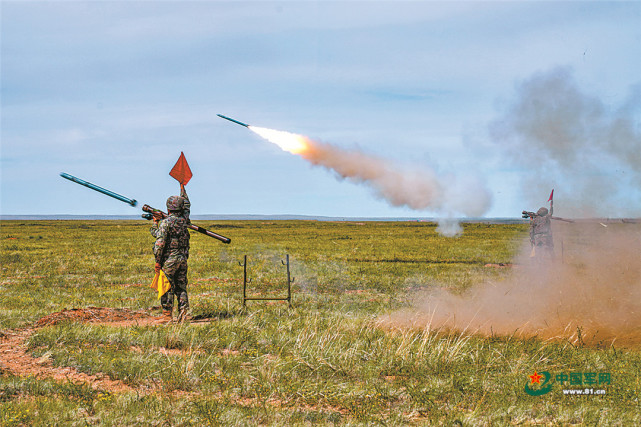 铁流滚滚练攻防第81集团军某合成旅实兵对抗演练打响