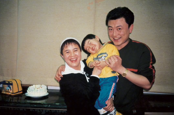 央视金龟子和老公庆祝七夕!私下昵称曝光好甜,58岁王宁甜蜜献吻