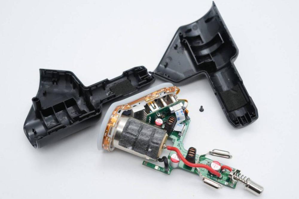 扩展点烟器接口外壳粘贴双面胶固定.pcba通过螺丝固定在外壳内部.