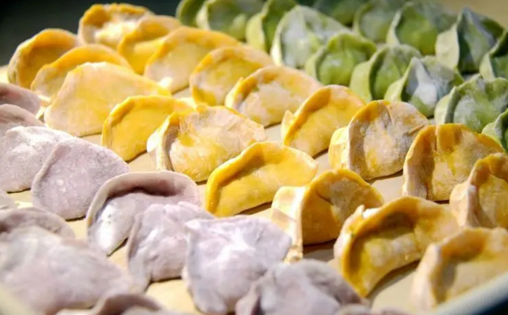 在山东,七夕这天还要吃"巧巧饭":姑娘们聚在一起包饺子,将一枚铜钱