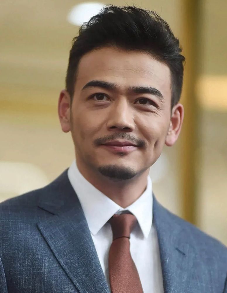 男人40岁后"发型决定气质",这3种发型建议避开,会显老显油腻插图