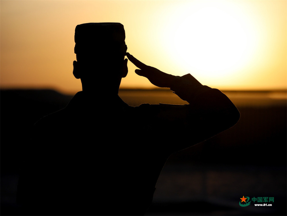 敬礼.姚凯 摄训练间隙合影.