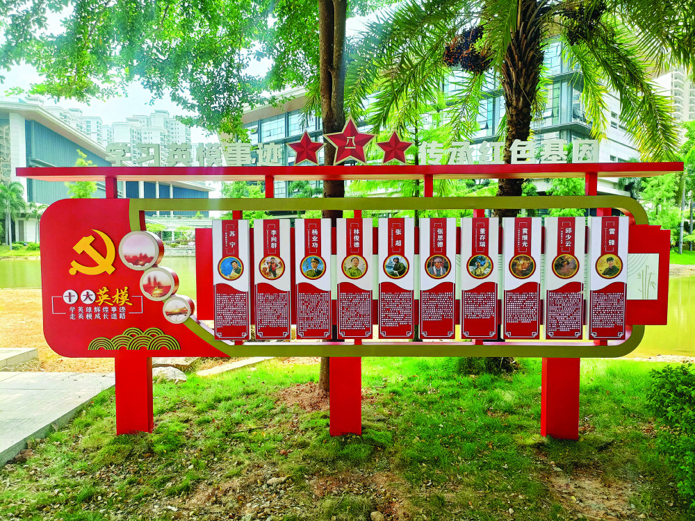 主题公园开放后,就因其独特的"红色"元素吸引了不少居民驻足观看.