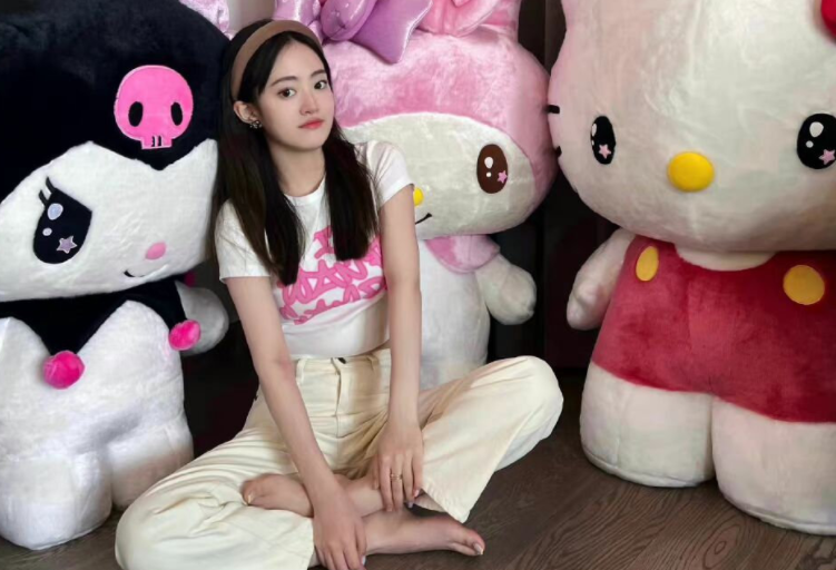 阿水女友晒七夕礼物看到5位数鲜花后水友1年工资也买不起