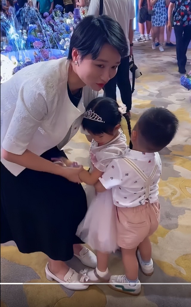 娃娃亲魏秋月参加张常宁婚礼2岁儿子满场追着吴静钰5岁女儿跑