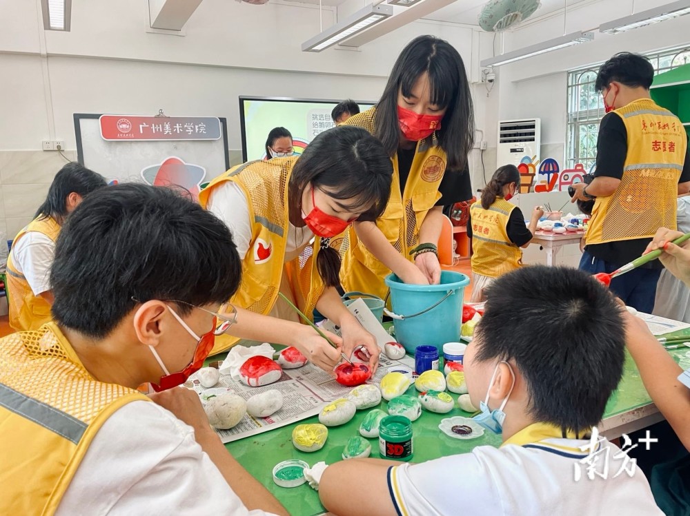广美学生走进特殊教育学校开设美育特色课