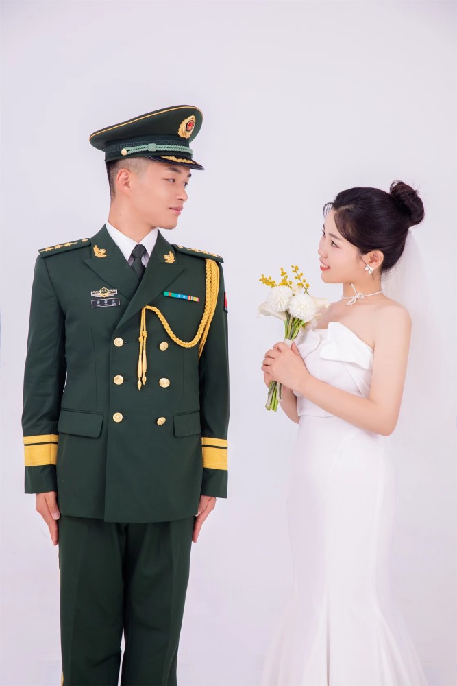 曹秋男&吴金霞右手敬礼,左手牵你,不负国家不负于你.