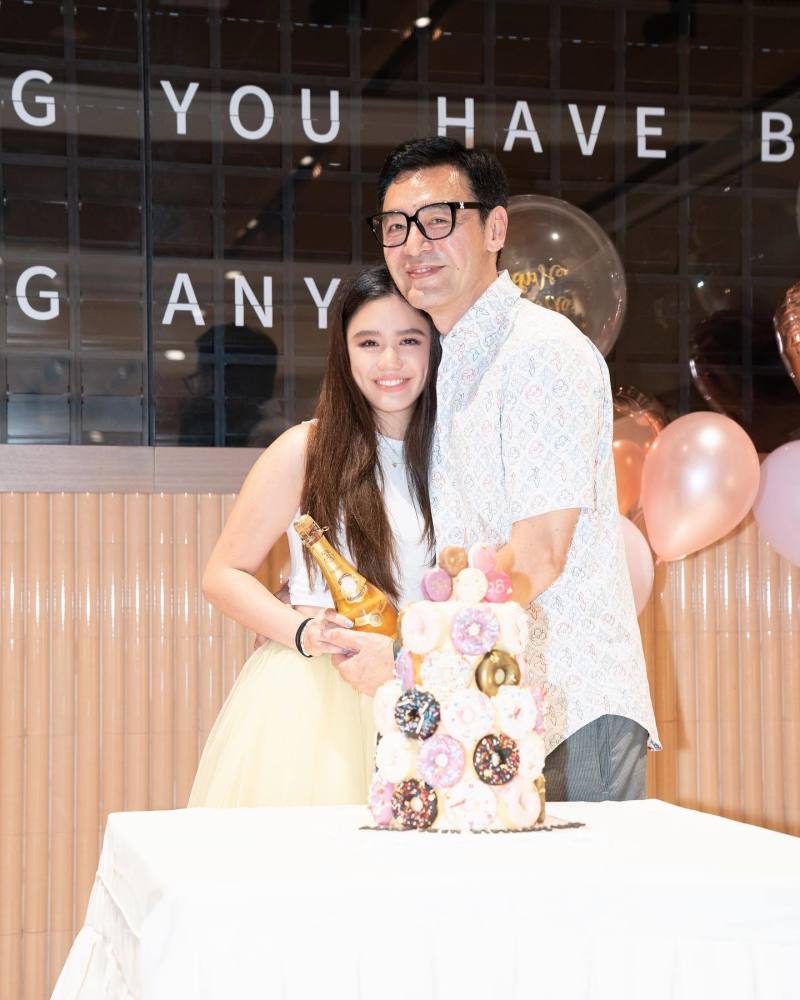 钟镇涛为女儿庆祝生日18岁爱女外形出众已被3所世界名校录取