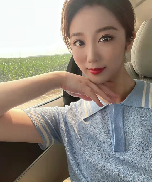 央视主持人余露莹现身农村,坐田间吃西瓜,皮肤白皙颜值吸睛_腾讯新闻