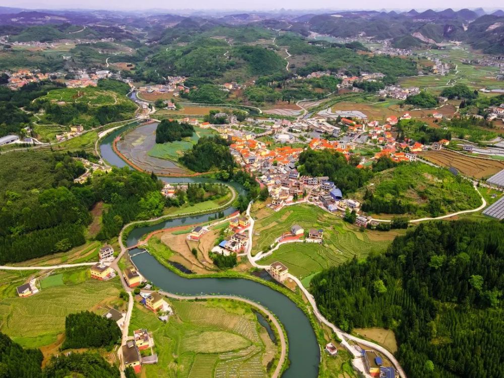 塘约村位于贵州省安顺市平坝区乐平镇,是一个由多民族组成的自然村寨