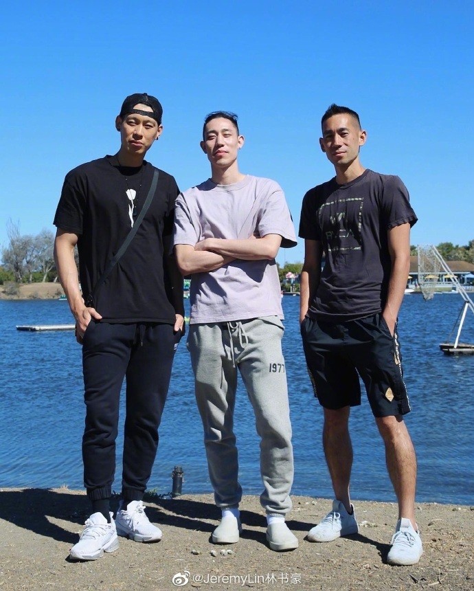 林书豪晒三兄弟海边合影大哥单手插兜男人味尽显三弟也是职业球员