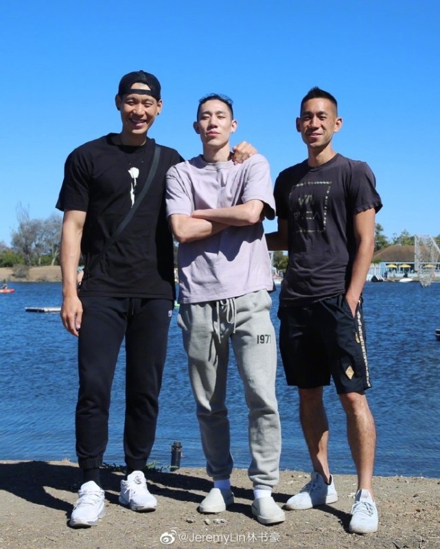 林书豪晒三兄弟海边合影!大哥单手插兜男人味尽显,三弟也是职业球员