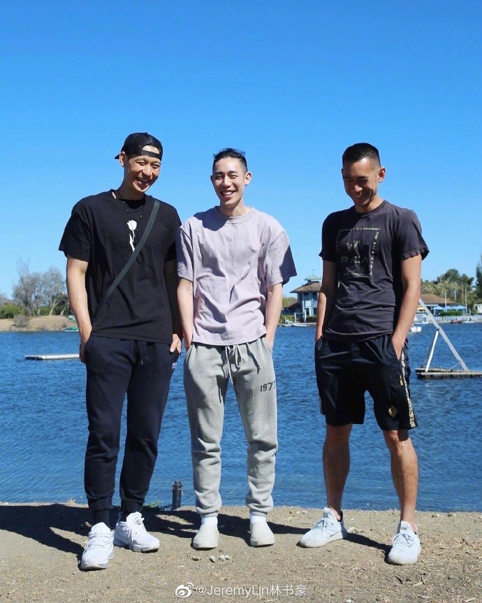林书豪晒三兄弟海边合影大哥单手插兜男人味尽显三弟也是职业球员