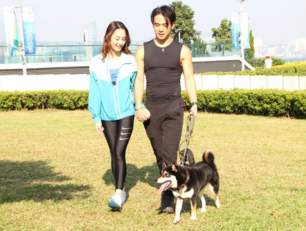 钱小豪儿子七夕秀恩爱小7岁网红女友长相甜美身材凹凸有致