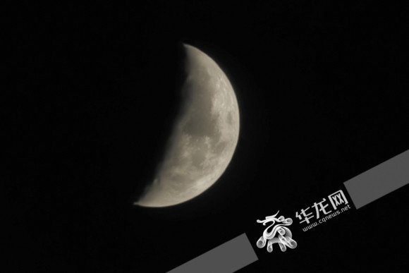 重庆两江新区,农历七月初七的傍晚,一架民航客机与夜空中的上弦月"撞