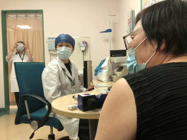 8月4日下午,多多的外婆张阿姨在朱大倩医生的诊室.