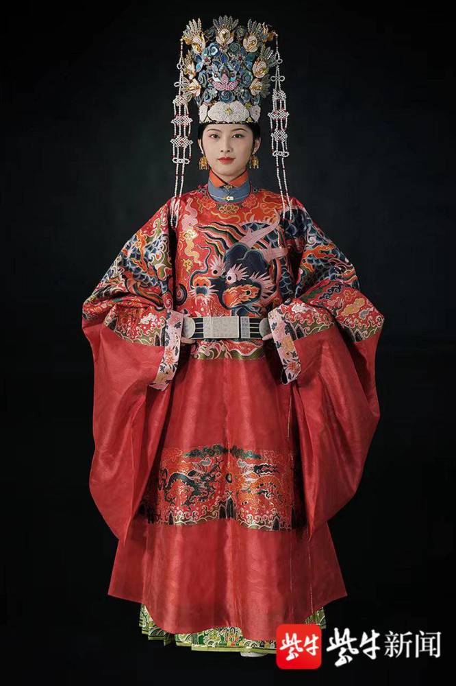 85后中国香港男设计师巧手做汉服用针线穿引传统文化