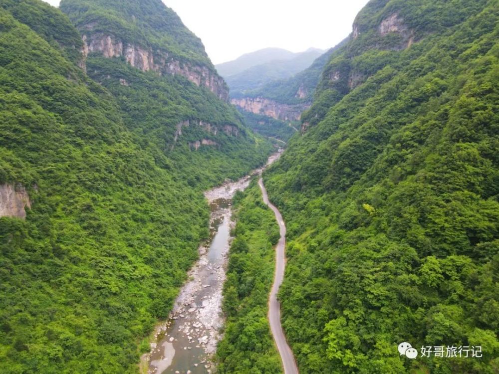 騎行寧強掛壁公路,懸崖峭壁上鑿出的公路,被譽為陝西最美掛壁公路