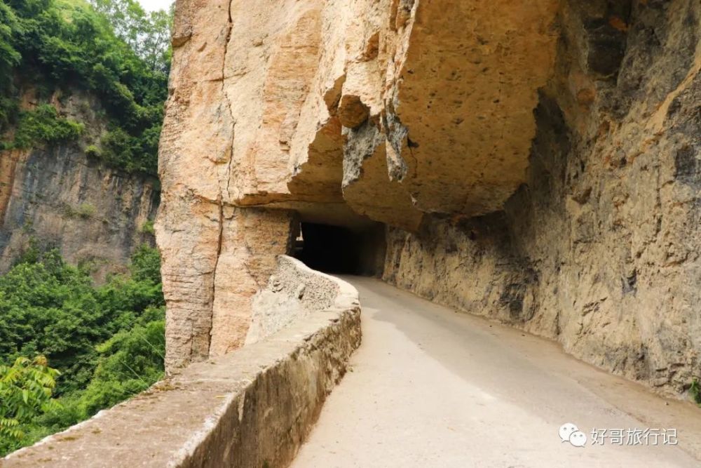 骑行宁强挂壁公路,悬崖峭壁上凿出的公路,被誉为陕西最美挂壁公路