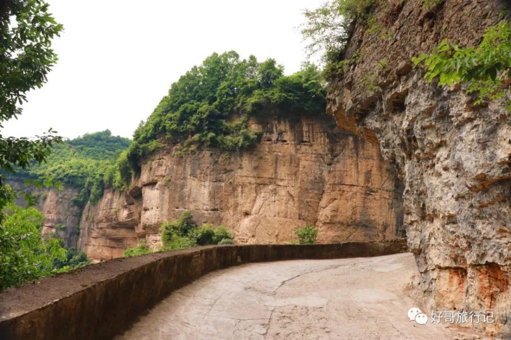 這就是掛壁公路,屬於寧強毛壩河鎮西方溝村,在過去這裡基本上是與世