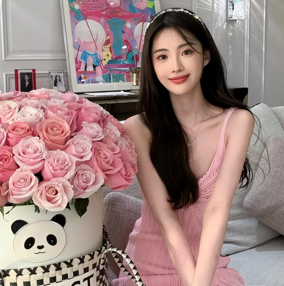 随后有粉丝发现,ming的女友也在七夕节收到了玫瑰花,从她晒出的照片