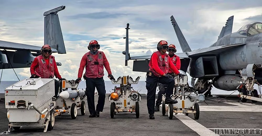 美国里根号航母前沿部署地勤人力挂载导弹夜间起降危机四伏