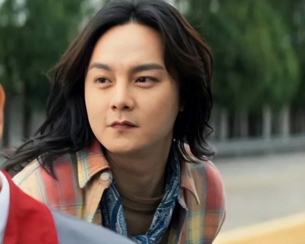 演员尹正用垃圾袋装行李!