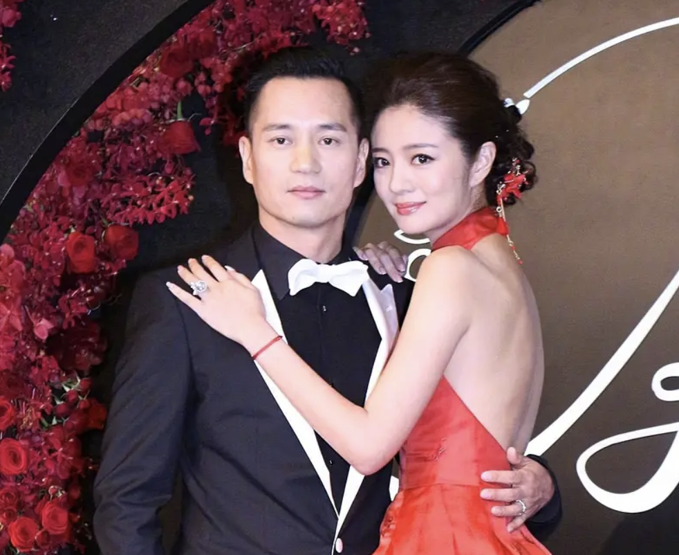 安以轩在老公被逮捕后久违露面 腾讯网
