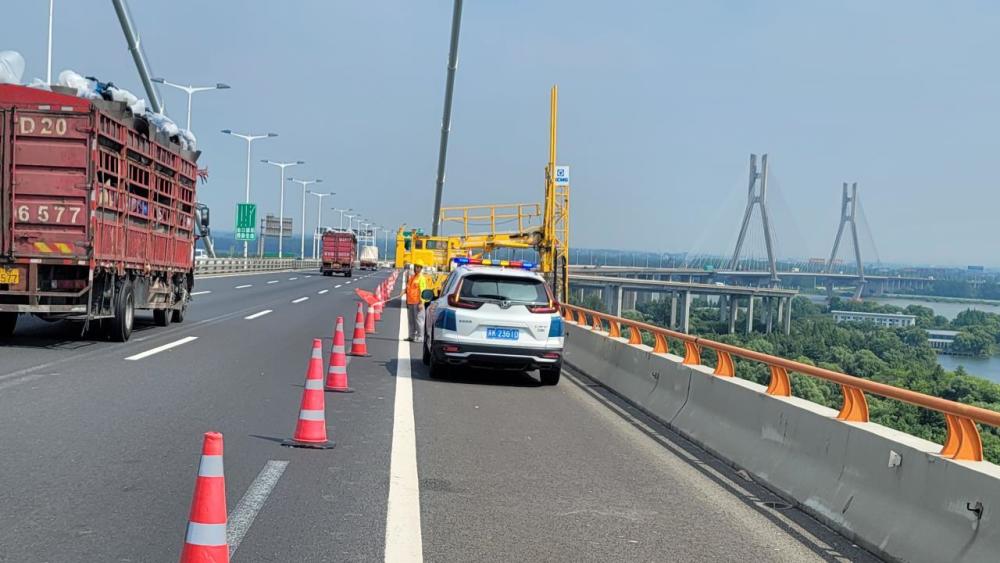 宁通支队第五大队结合防汛防台监管工作,对辖区g4011扬溧高速,s28启扬