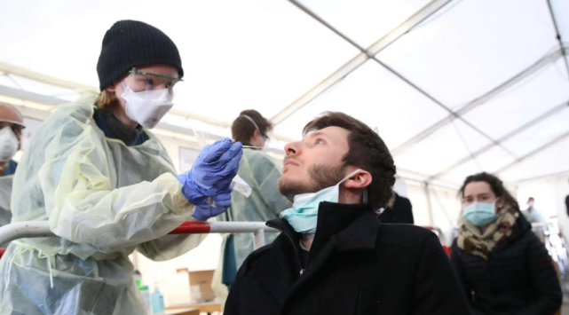 拜登核酸阴了又阳福奇突然揭露真相美民众做好最坏打算