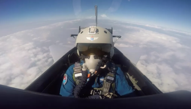 歼10c战斗机飞行员正在驾驶战机