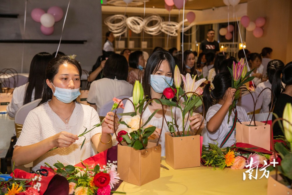 邮储银行梅州市城区支行举办"心心相印·浪漫七夕"插花活动_腾讯新闻