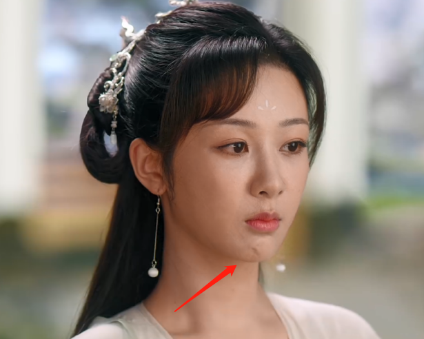 凹陷,断层,尖得能"戳人",这8位明星的下巴,一个比一个夸张