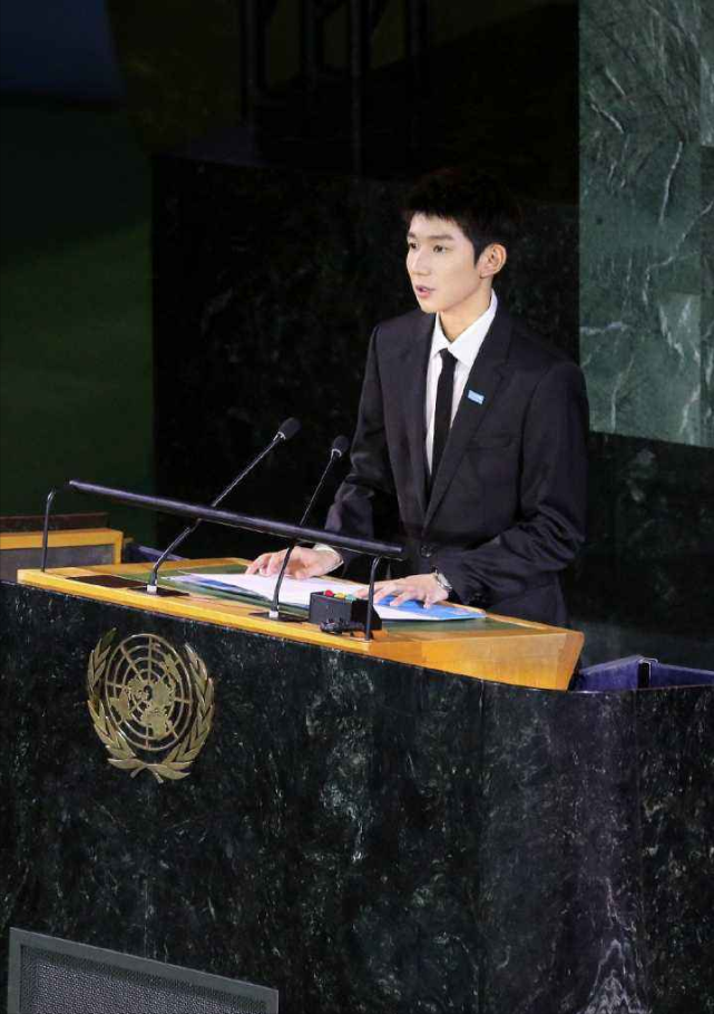 王源小时候非常耀眼,年纪轻轻就参加联合国会议视频演讲,成为很多青年