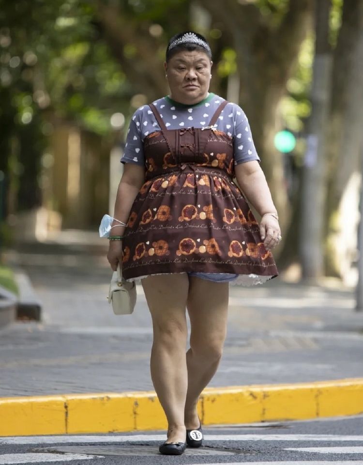 上海安福路小公主:50多岁留寸头,穿公主裙,勇敢做自己才最美!插图2