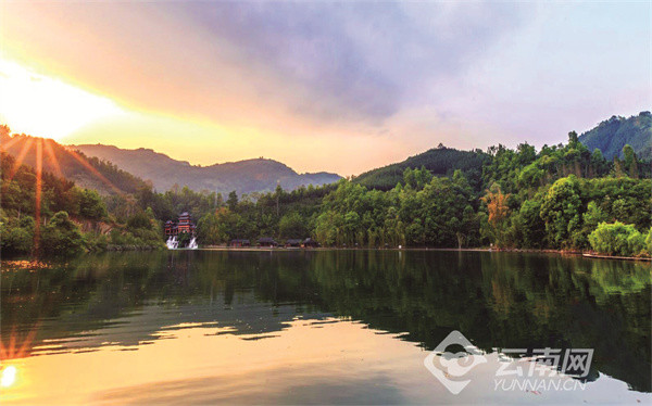 凤凰谷,地处师宗县五龙壮族乡,以"峡谷奇景,溶洞景观,山水风光,壮乡