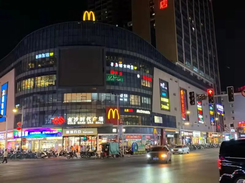 4星星风情街街区位于锦江大道西南侧,锦江东南侧,靠近益华广场,长300