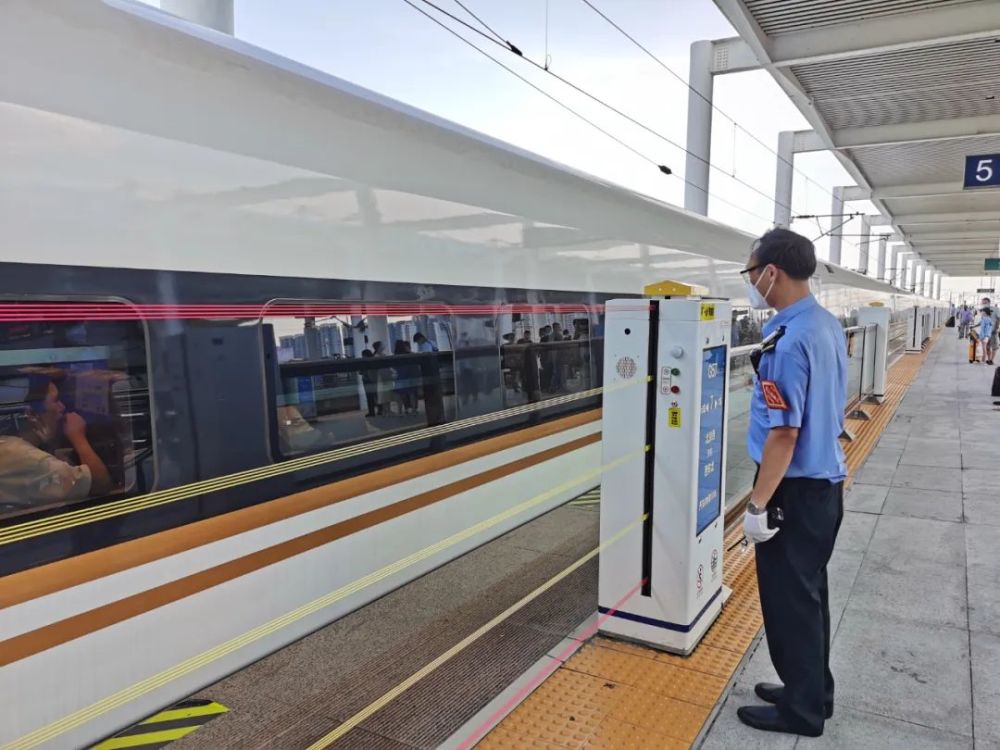 高铁站台装"神器":乘车更安全,还能帮旅客找车厢_腾讯新闻