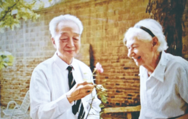 杨宪益：中国文学的英译巨匠_腾讯新闻