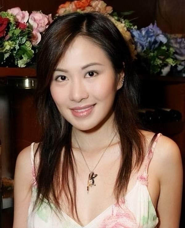 叶璇近照被吐槽整容模仿范冰冰曾经历整容手术失败