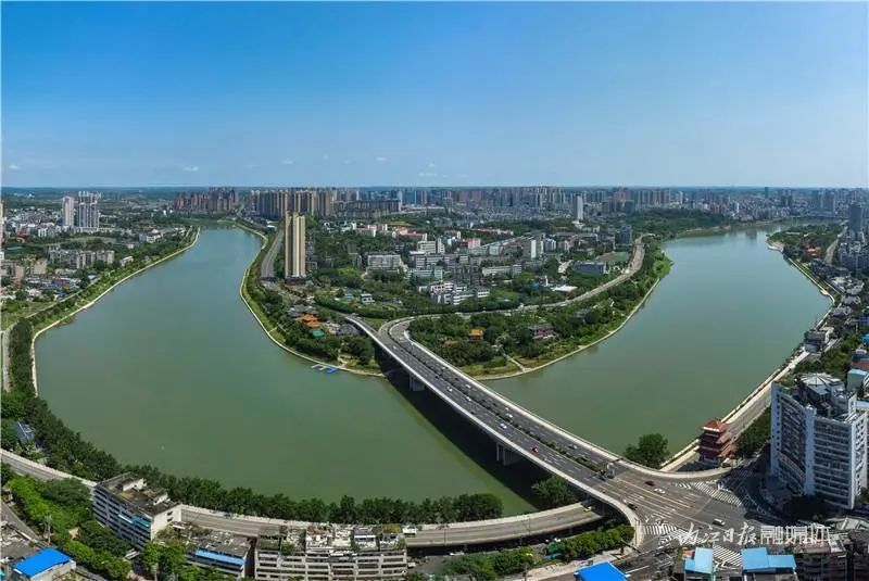 桐梓坝大桥湖面行舟水天一色碧蓝如洗兰桂大道西林大桥天蓝地绿甜城湖