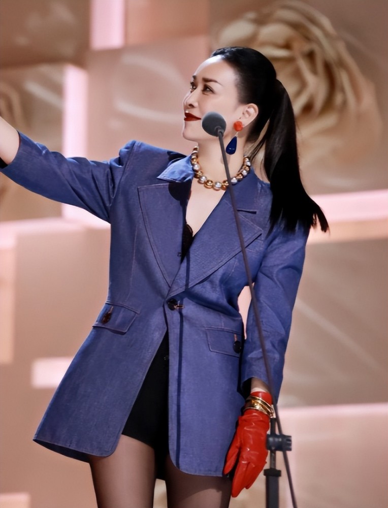 55岁那英穿黑丝秀美腿化大浓妆气场全开身材凹凸有致状态好